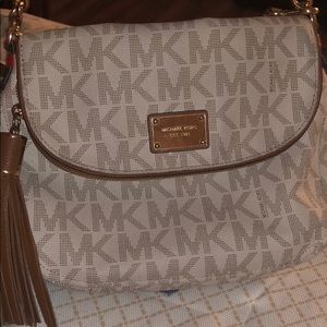 Micheal kors cross body LIKE NEW 💥💕